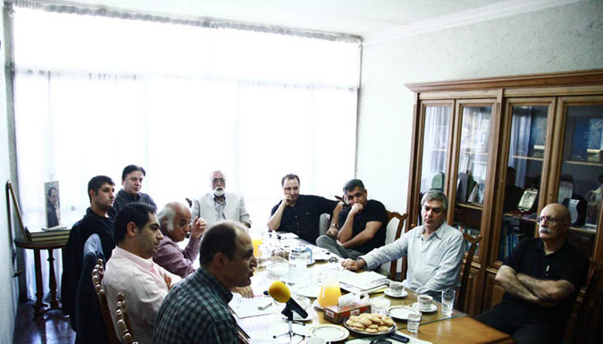 نشست کارگردانان و تهیهکنندگانی که فیلمهایشان از سوی حوزه هنری برای نمایش در سینماهای حوزه تحریم شده است